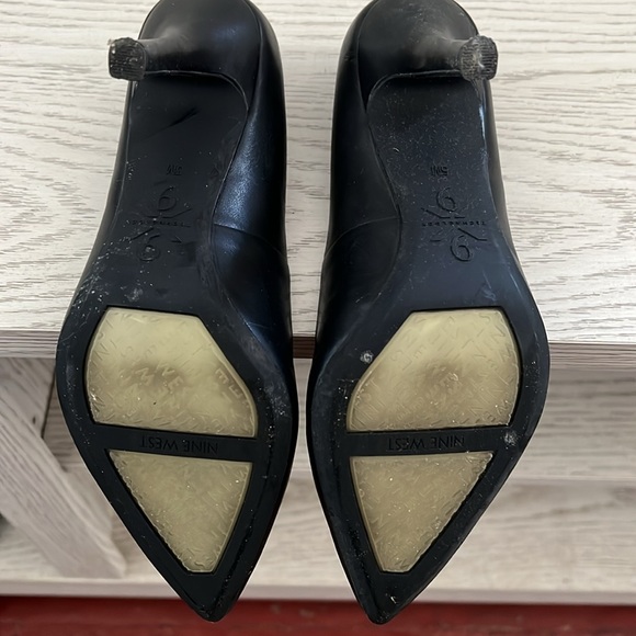 Worn only once! Nine West matte black leather pumps - Picture 3 of 4